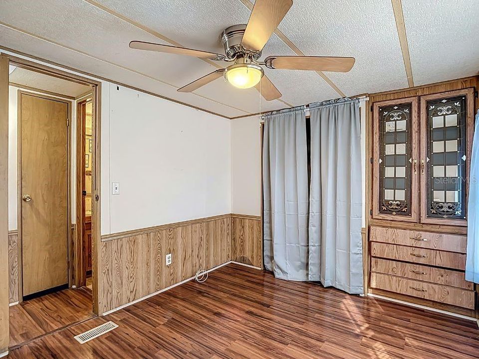 На продажу: $170,000 (2 спален, 2 ванн, 840 Квадратных фут)