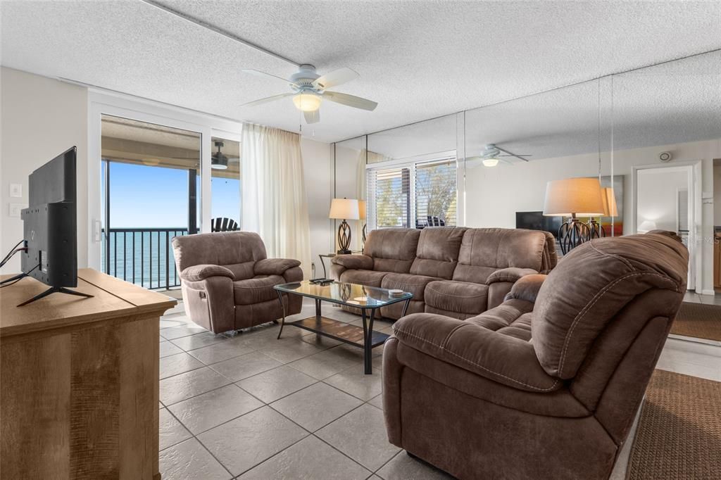 For Sale: $1,225,000 (3 beds, 2 baths, 1280 Square Feet)