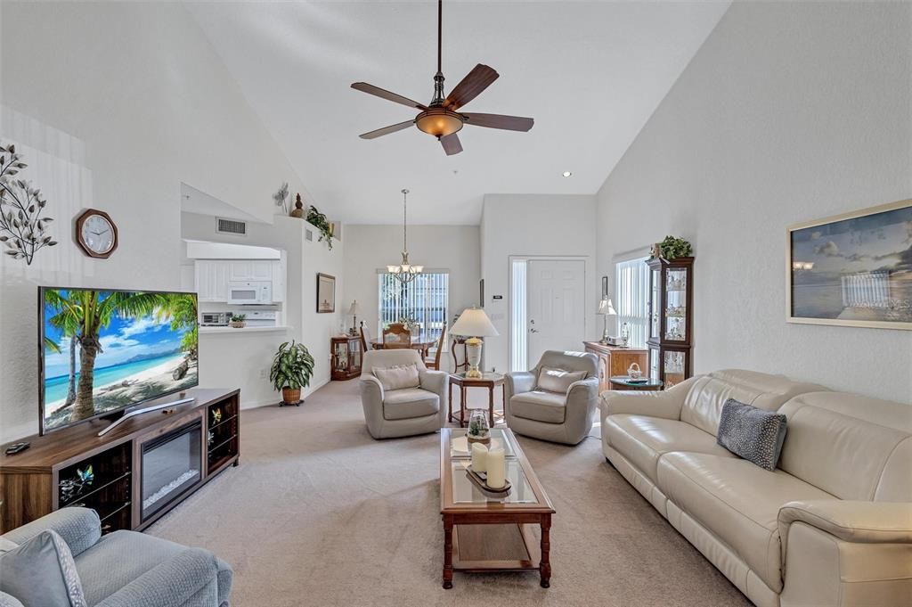 待售: $239,000 (2 贝兹, 2 浴室, 1352 平方英尺)