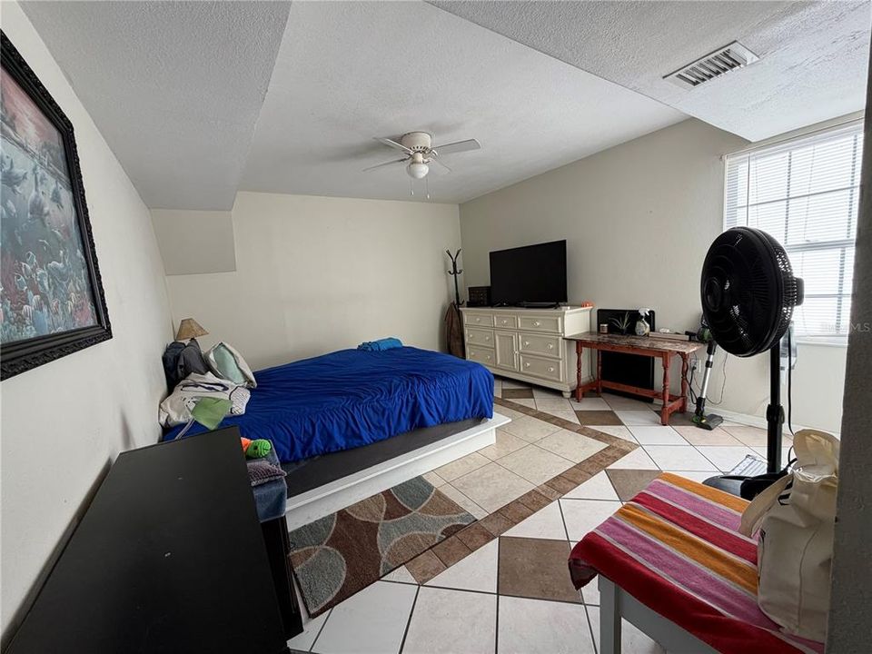 На продажу: $350,000 (4 спален, 2 ванн, 2108 Квадратных фут)