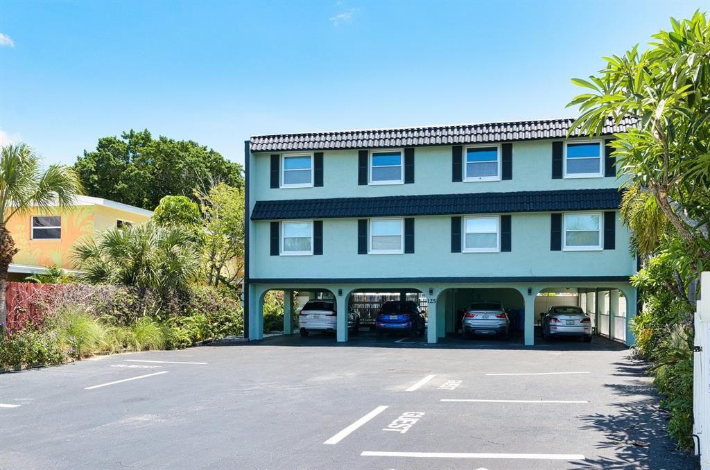 For Sale: $3,200,000 (8 beds, 7 baths, 4312 Square Feet)