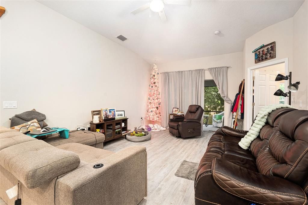 For Sale: $279,000 (3 beds, 2 baths, 1744 Square Feet)