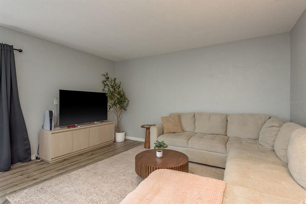 For Sale: $175,000 (2 beds, 2 baths, 1095 Square Feet)