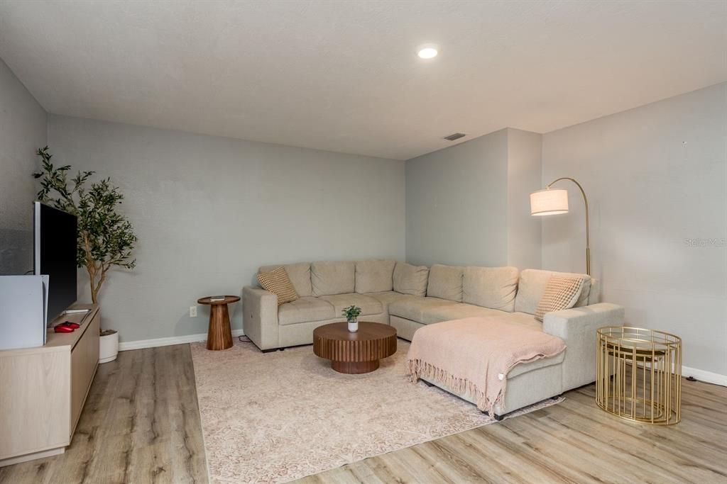 For Sale: $175,000 (2 beds, 2 baths, 1095 Square Feet)