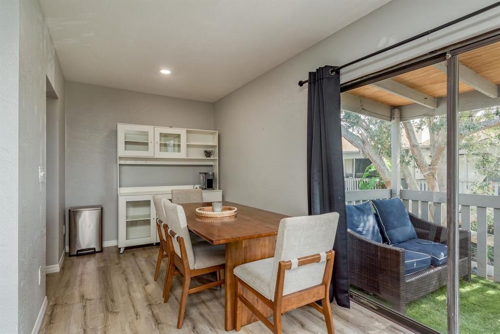 For Sale: $175,000 (2 beds, 2 baths, 1095 Square Feet)