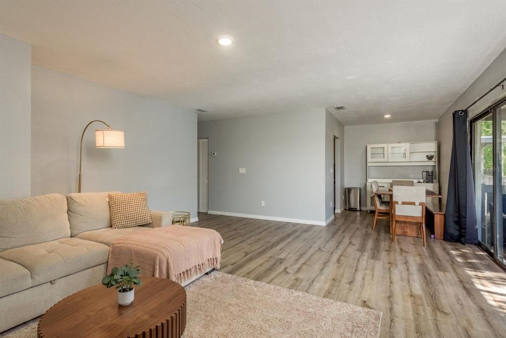 For Sale: $175,000 (2 beds, 2 baths, 1095 Square Feet)