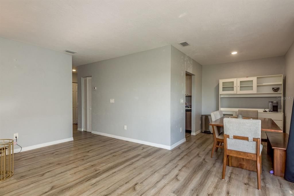 For Sale: $175,000 (2 beds, 2 baths, 1095 Square Feet)