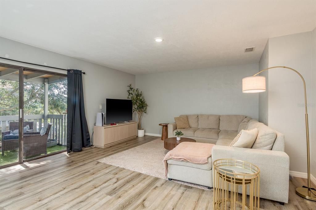 For Sale: $175,000 (2 beds, 2 baths, 1095 Square Feet)