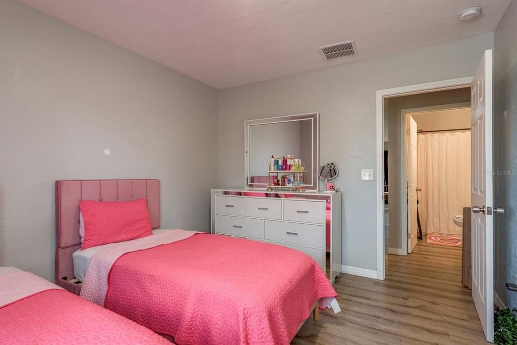 For Sale: $175,000 (2 beds, 2 baths, 1095 Square Feet)