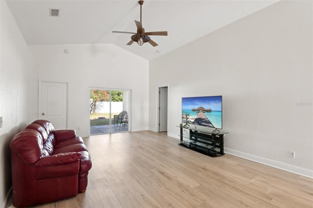 待售: $450,000 (4 贝兹, 2 浴室, 1806 平方英尺)