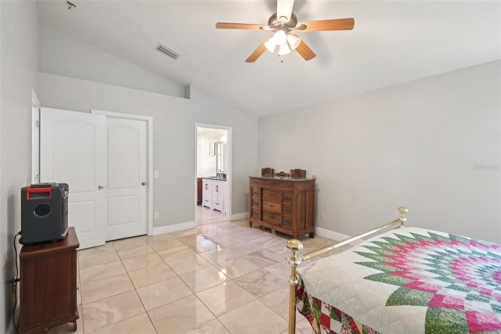 待售: $450,000 (4 贝兹, 2 浴室, 1806 平方英尺)