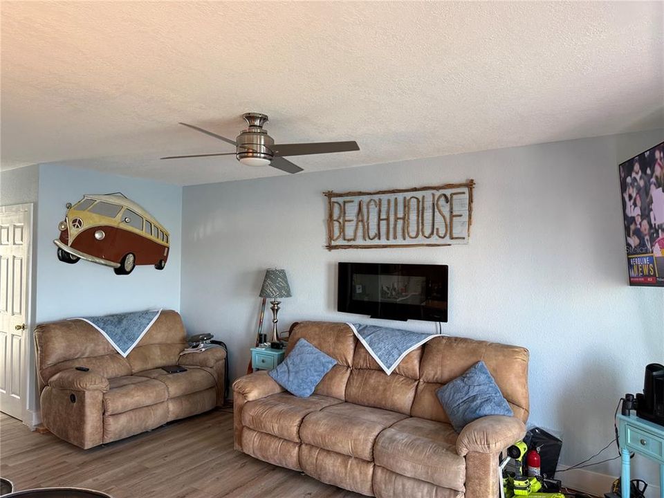 待售: $320,000 (1 贝兹, 1 浴室, 650 平方英尺)