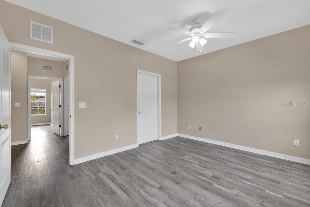 For Sale: $279,900 (4 beds, 2 baths, 1400 Square Feet)