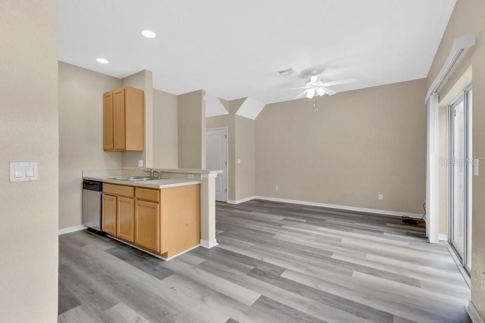 For Sale: $279,900 (4 beds, 2 baths, 1400 Square Feet)