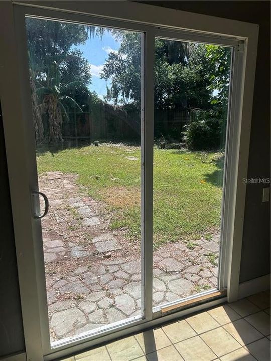 For Rent: $2,100 (3 beds, 1 baths, 955 Square Feet)