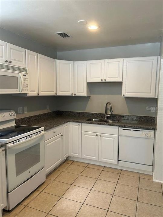 For Rent: $2,100 (3 beds, 1 baths, 955 Square Feet)