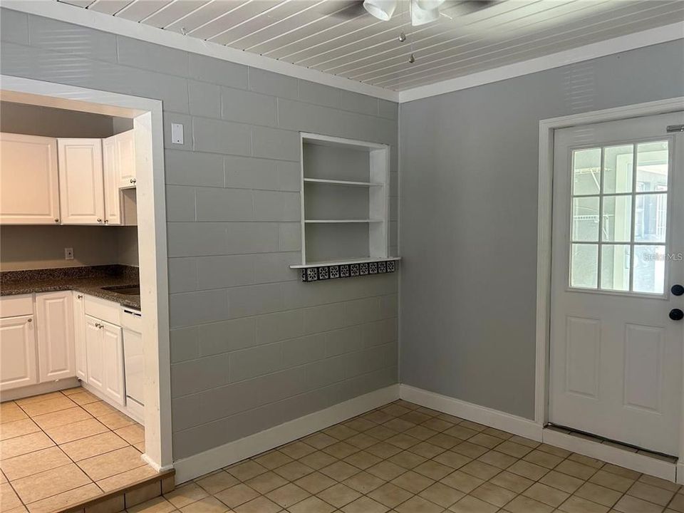 For Rent: $2,100 (3 beds, 1 baths, 955 Square Feet)