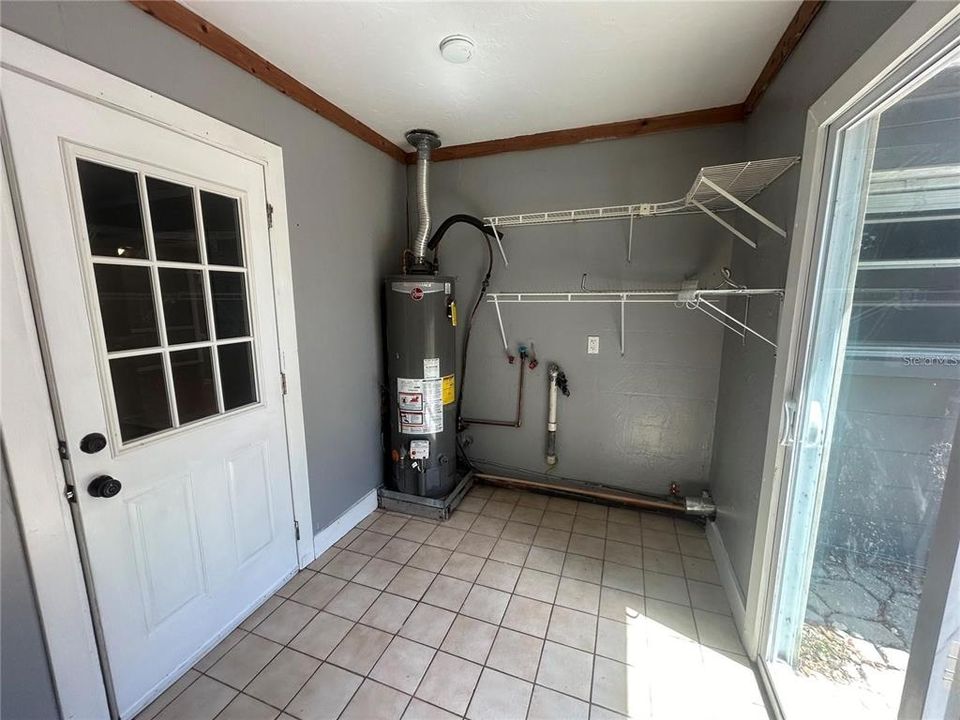 For Rent: $2,100 (3 beds, 1 baths, 955 Square Feet)