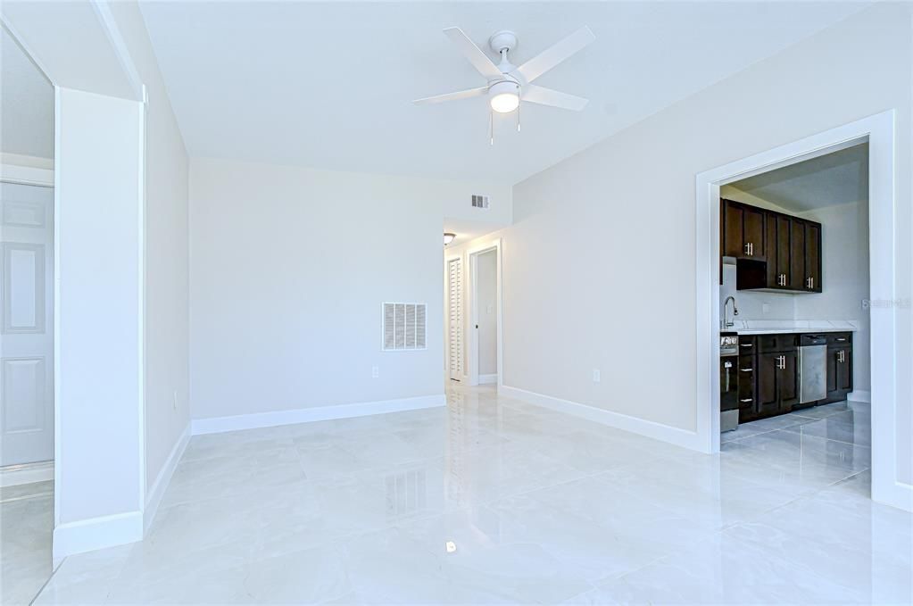 На продажу: $399,900 (3 спален, 1 ванн, 1101 Квадратных фут)