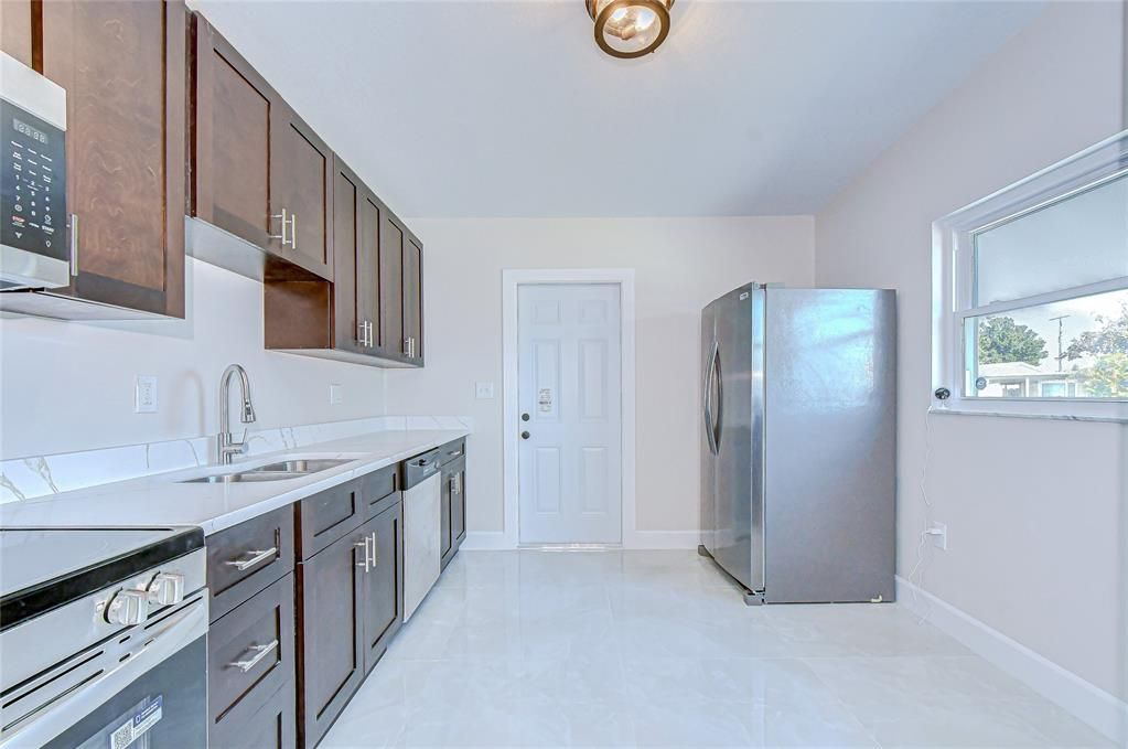 На продажу: $399,900 (3 спален, 1 ванн, 1101 Квадратных фут)