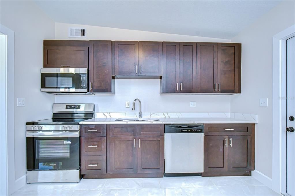 На продажу: $399,900 (3 спален, 1 ванн, 1101 Квадратных фут)