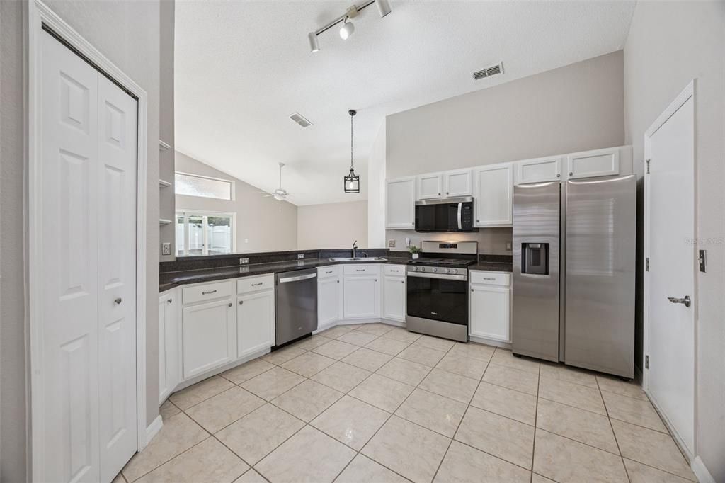 For Sale: $315,000 (3 beds, 2 baths, 1372 Square Feet)