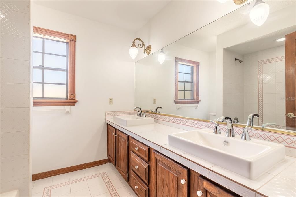 En Venta: $949,000 (4 camas, 3 baños, 4335 Pies cuadrados)