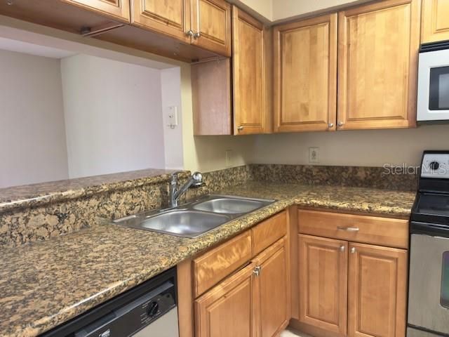 For Sale: $160,000 (2 beds, 2 baths, 962 Square Feet)