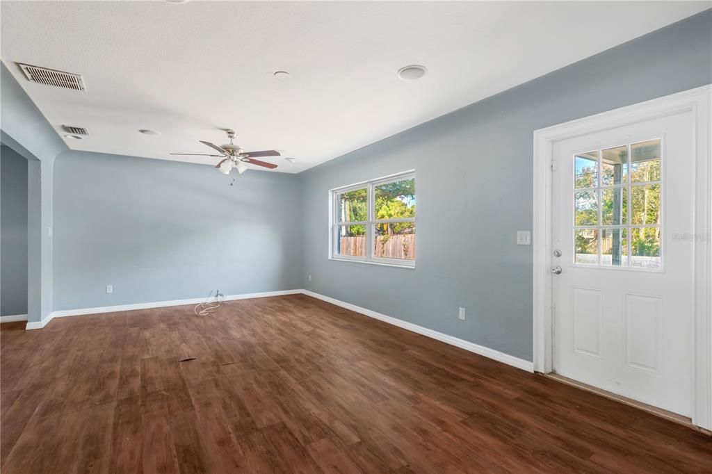 待售: $295,000 (3 贝兹, 2 浴室, 1128 平方英尺)