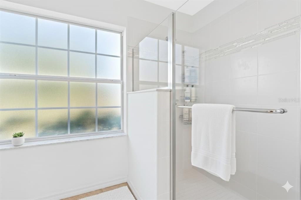 For Sale: $299,999 (3 beds, 2 baths, 1596 Square Feet)