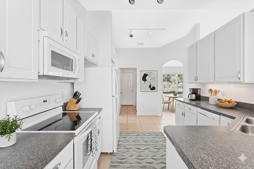 For Sale: $299,999 (3 beds, 2 baths, 1596 Square Feet)