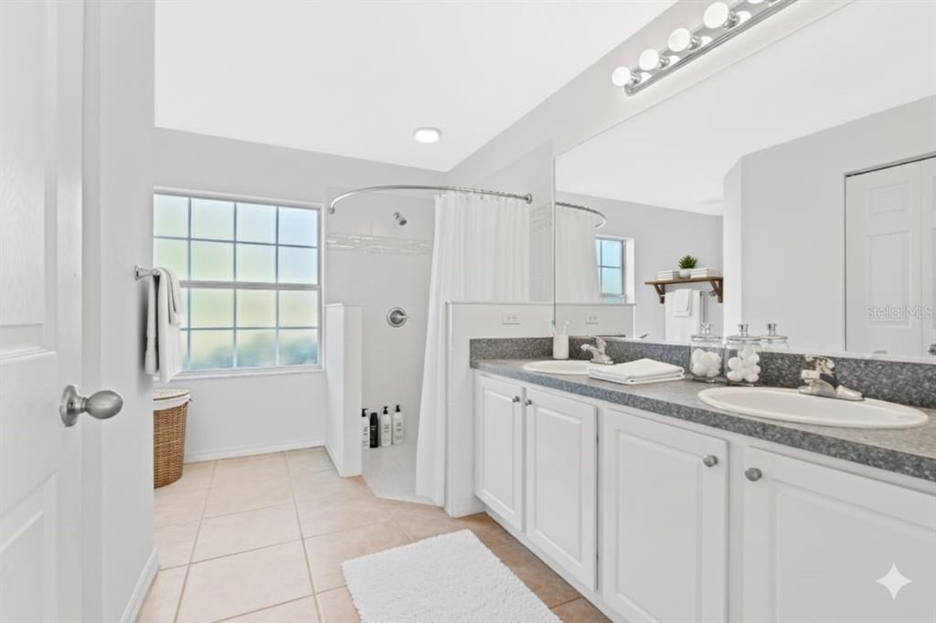 For Sale: $299,999 (3 beds, 2 baths, 1596 Square Feet)