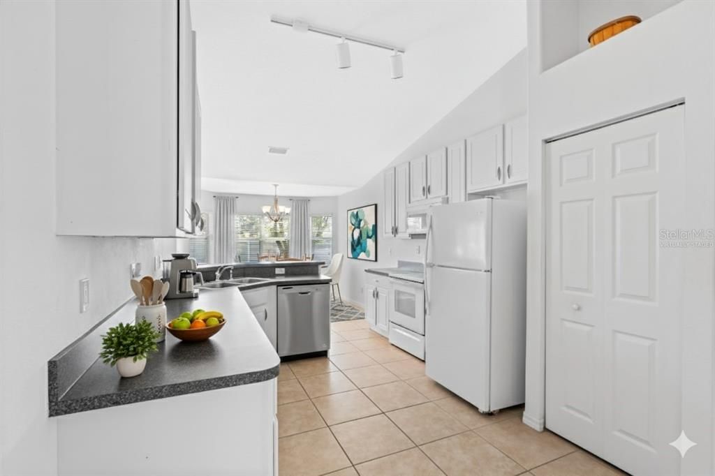 For Sale: $299,999 (3 beds, 2 baths, 1596 Square Feet)