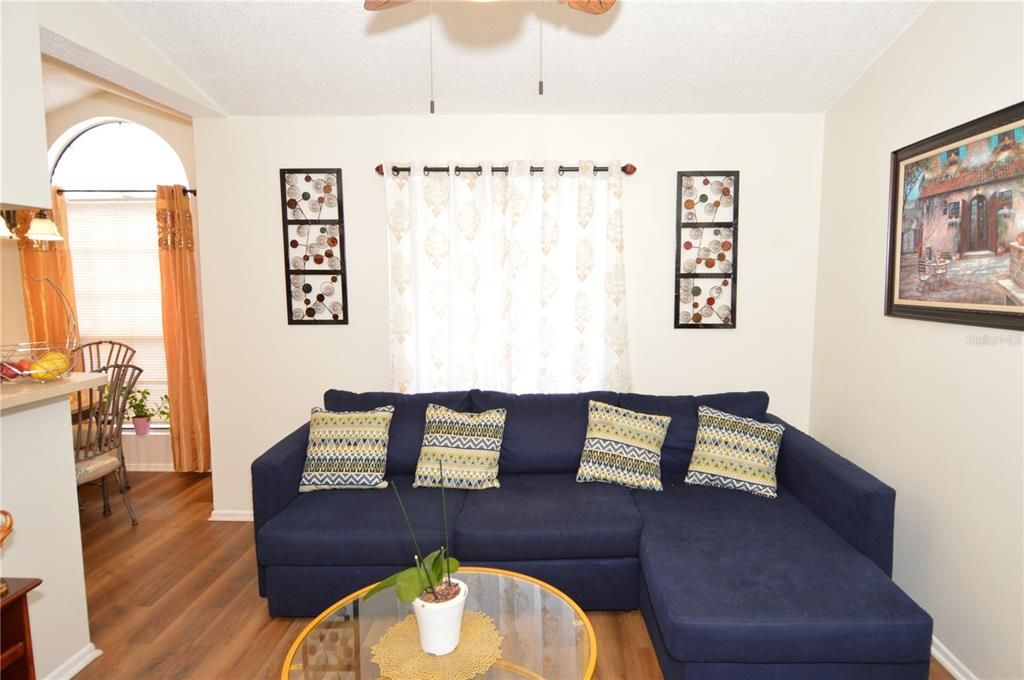 合同活跃: $1,850 (1 贝兹, 1 浴室, 625 平方英尺)