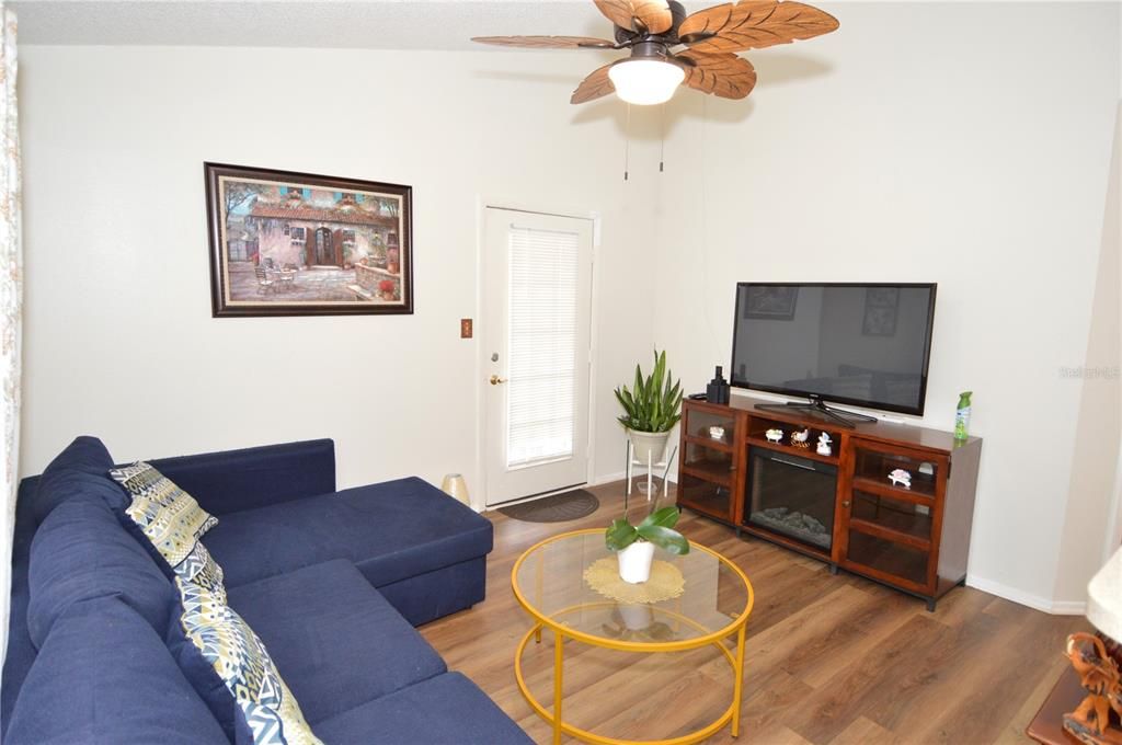 合同活跃: $1,850 (1 贝兹, 1 浴室, 625 平方英尺)