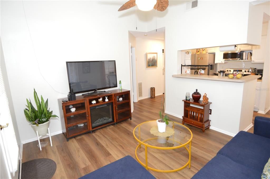 合同活跃: $1,850 (1 贝兹, 1 浴室, 625 平方英尺)