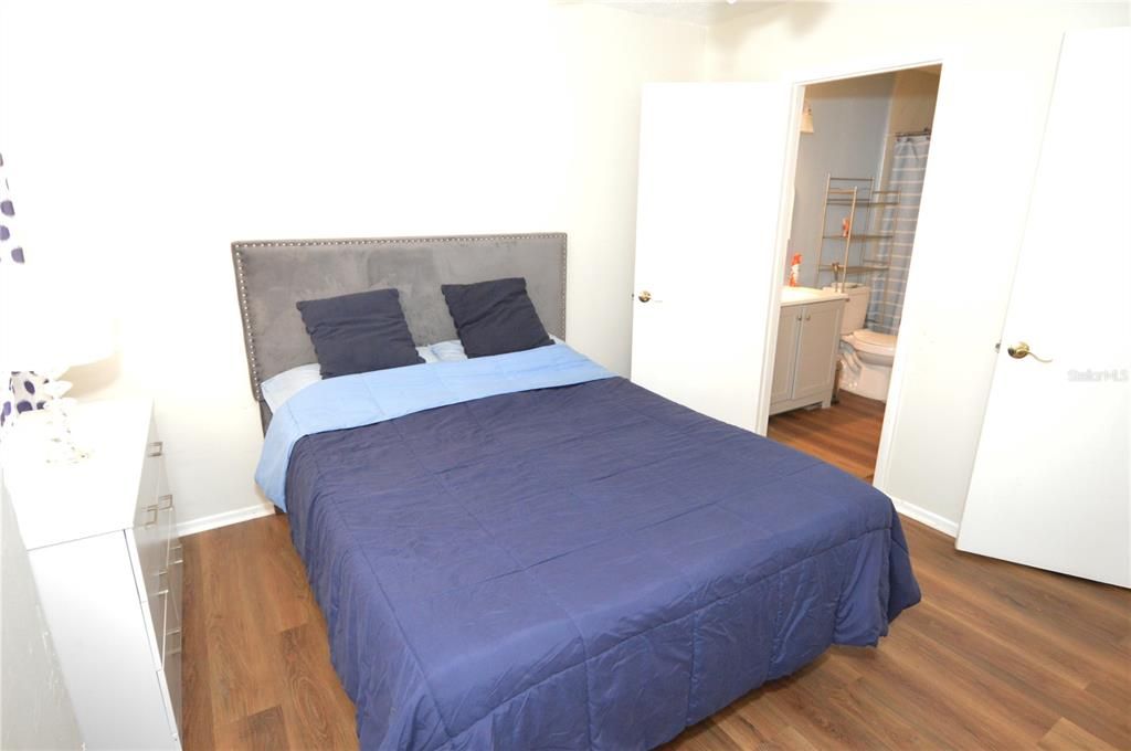 合同活跃: $1,850 (1 贝兹, 1 浴室, 625 平方英尺)