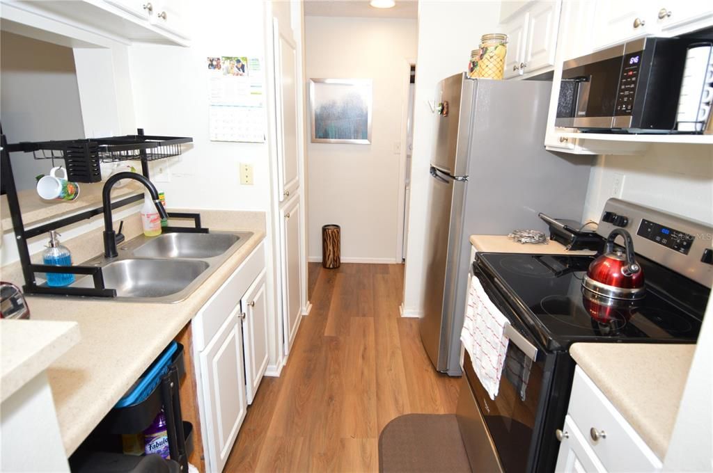 合同活跃: $1,850 (1 贝兹, 1 浴室, 625 平方英尺)