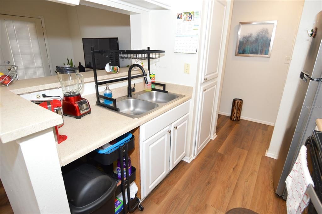 合同活跃: $1,850 (1 贝兹, 1 浴室, 625 平方英尺)