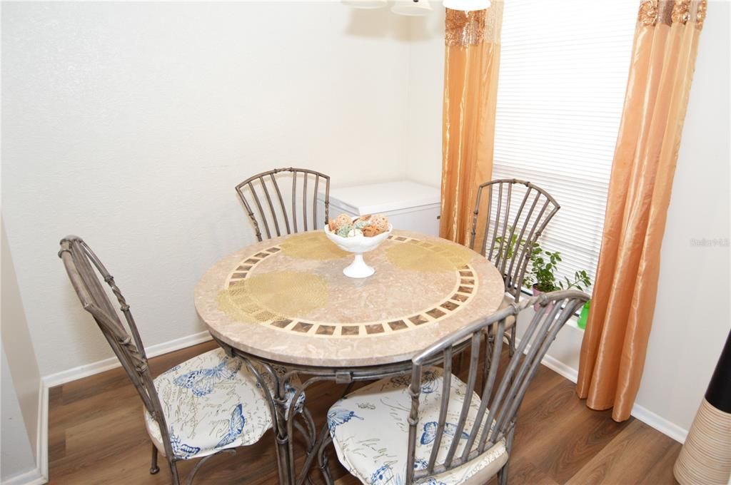 合同活跃: $1,850 (1 贝兹, 1 浴室, 625 平方英尺)