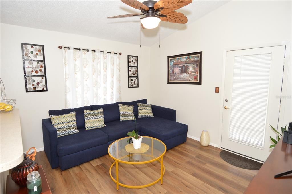 合同活跃: $1,850 (1 贝兹, 1 浴室, 625 平方英尺)