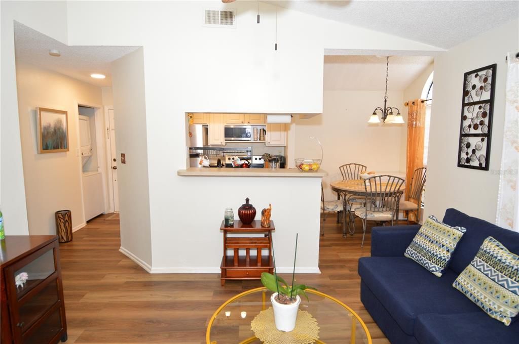 合同活跃: $1,850 (1 贝兹, 1 浴室, 625 平方英尺)