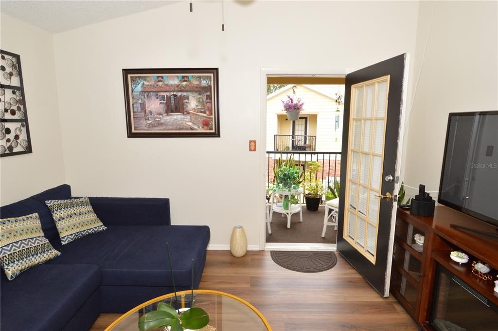 合同活跃: $1,850 (1 贝兹, 1 浴室, 625 平方英尺)