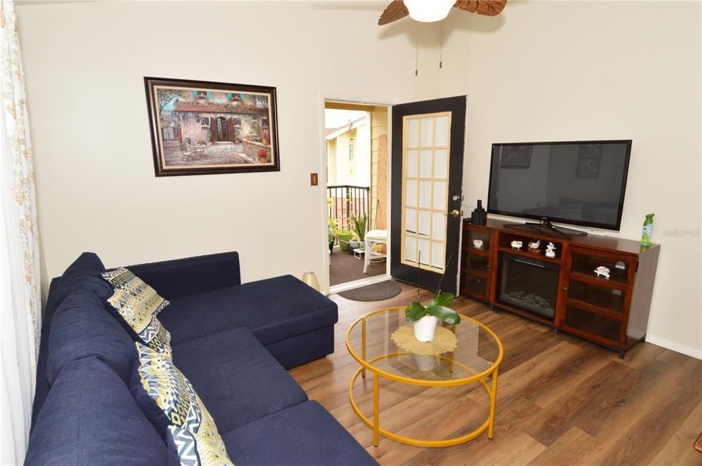 合同活跃: $1,850 (1 贝兹, 1 浴室, 625 平方英尺)