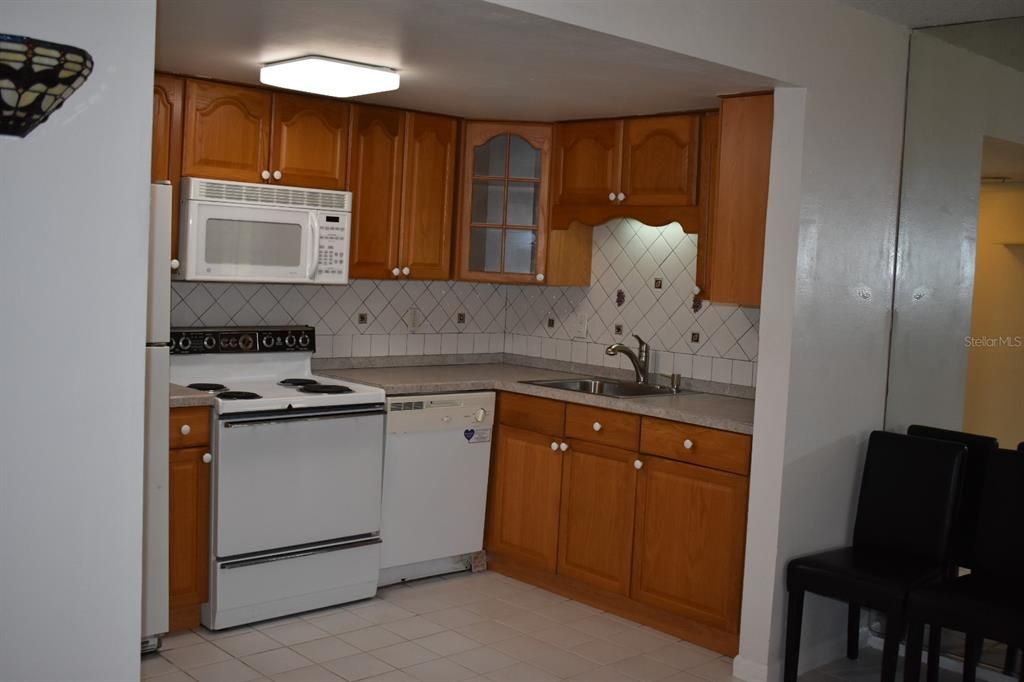 Под контрактом: $99,900 (1 спален, 1 ванн, 640 Квадратных фут)