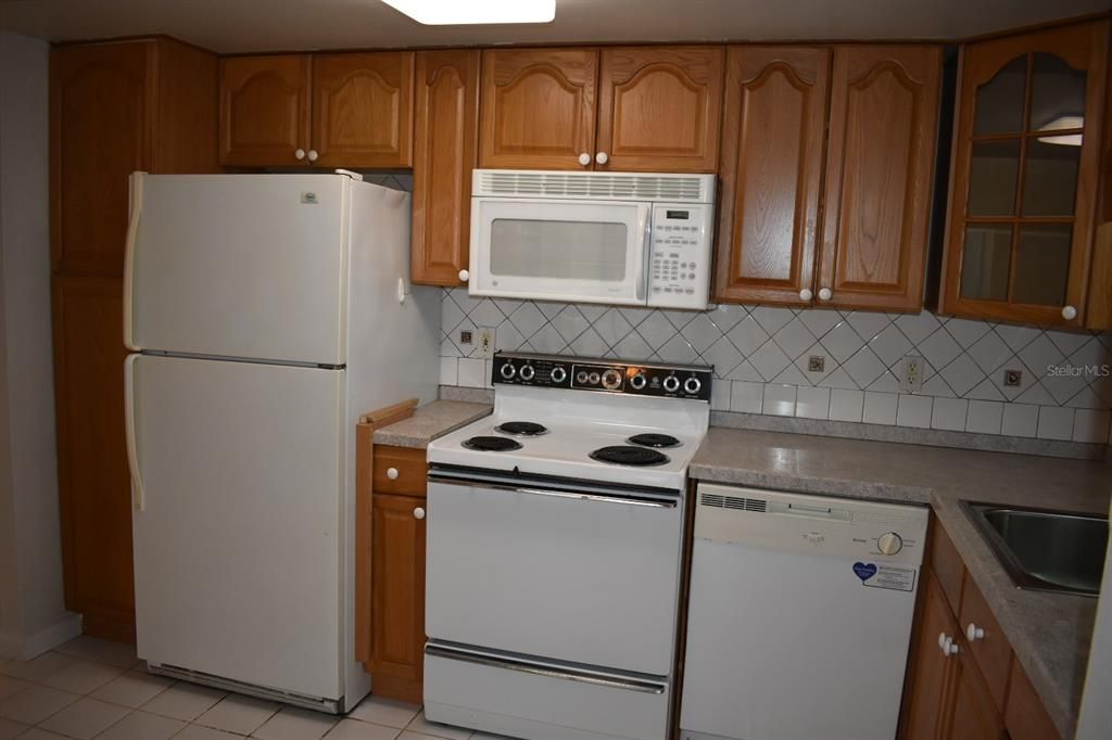 Под контрактом: $99,900 (1 спален, 1 ванн, 640 Квадратных фут)