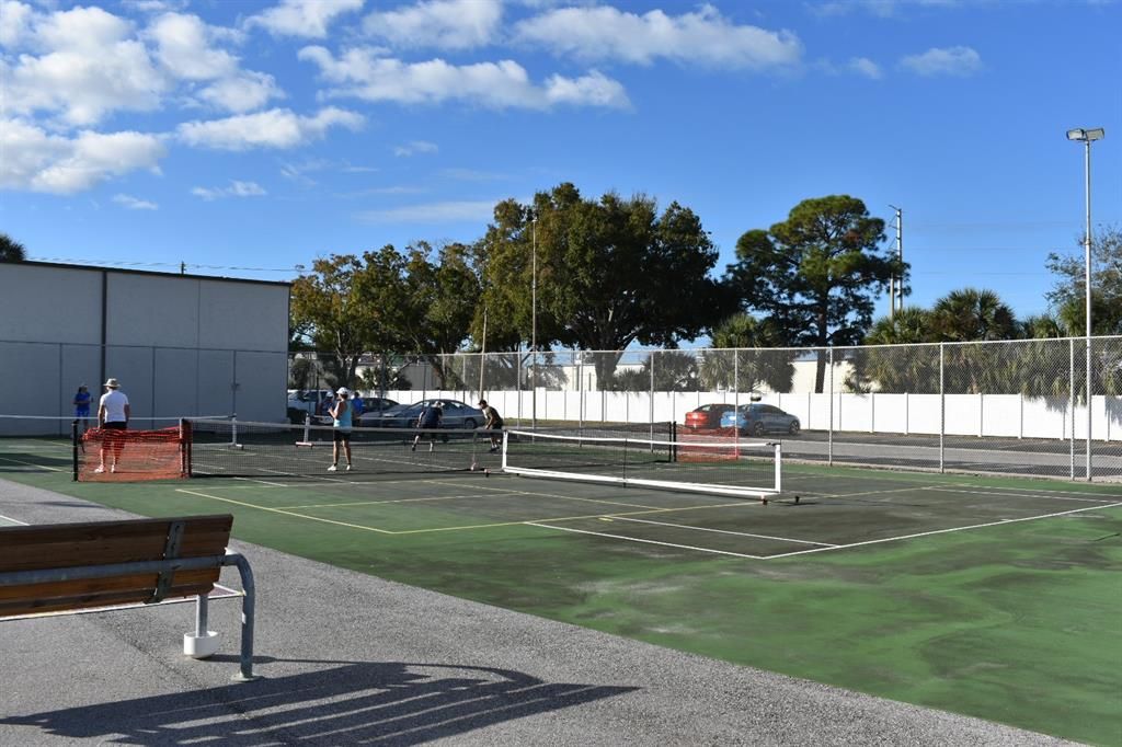 Под контрактом: $99,900 (1 спален, 1 ванн, 640 Квадратных фут)