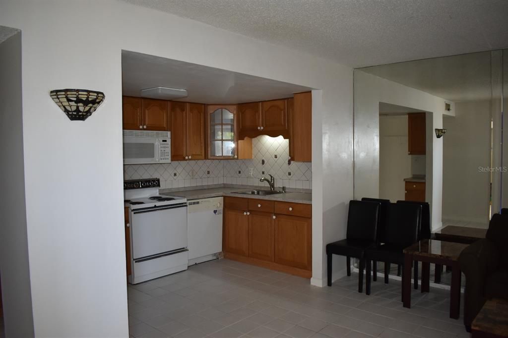 Под контрактом: $99,900 (1 спален, 1 ванн, 640 Квадратных фут)