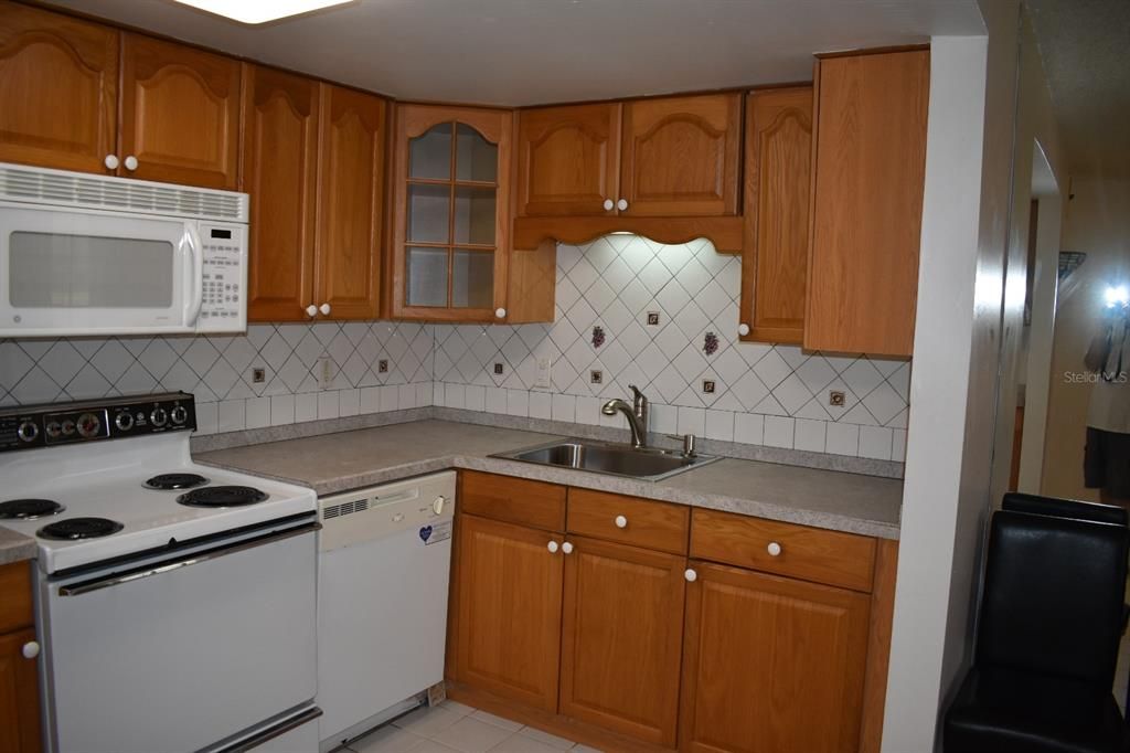 Под контрактом: $99,900 (1 спален, 1 ванн, 640 Квадратных фут)