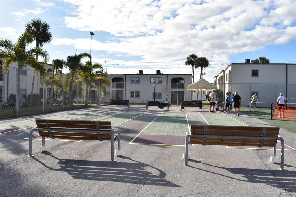 Под контрактом: $99,900 (1 спален, 1 ванн, 640 Квадратных фут)